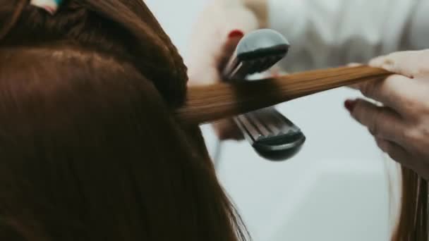 Tırnaklarında Kırmızı Manikür Olan Kuaför Kahverengi Saçlı Bir Kadın Için — Stok video
