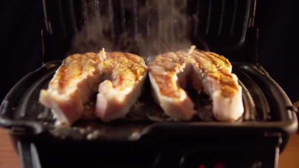 요리사는 그릴을 더미를 고온에서 준비하여 맛있는 도구로 통나무배로 물고기를 조정하여 스톡 비디오