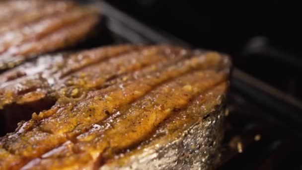 스테이크는 그릴에 것입니다 연어씨는 고온에서 요리하며 지방이 생긴다 클로즈업 비디오 클립