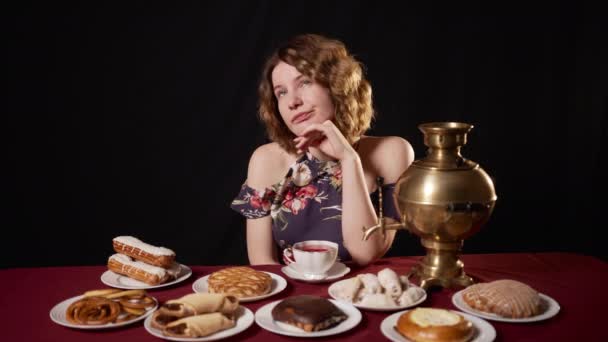 Egy Feldúlt Kaukázusi Lány Egy Asztalnál Egy Szamovárral Süteményekkel Gondolkodik — Stock videók