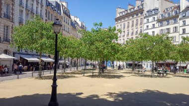 Dauphine Paris 'te evleri, restoranları, kafeleri olan bir yer. Sakin meydanda kestane ağaçları, fenerler ve Seine nehrine ve Notre Dame katedraline yakın bir sürü bank var..