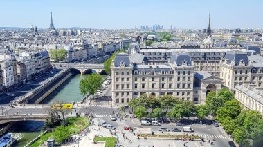 İlkbaharda güzel bir günde Notre Dame Katedrali 'nin tepesinden Paris' e bakın. Eyfel Kulesi arka planda görünür ve Seine nehri şehrin içinden akar..