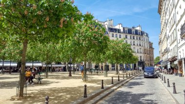 Dauphine Paris 'te evleri, restoranları, kafeleri olan bir yer. Sakin meydanda kestane ağaçları, fenerler ve Seine nehrine ve Notre Dame katedraline yakın bir sürü bank var..