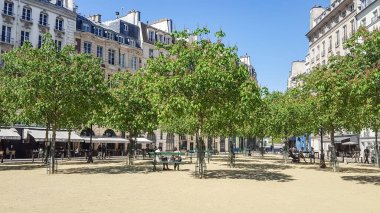 Dauphine Paris 'te evleri, restoranları, kafeleri olan bir yer. Sakin meydanda kestane ağaçları, fenerler ve Seine nehrine ve Notre Dame katedraline yakın bir sürü bank var..