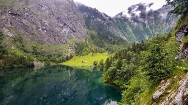 Berchtesgaden Milli Parkı 'ndaki Koenigssee Gölü' nün yanındaki Obersee Gölü 'nün suyundaki dağ yansımaları..