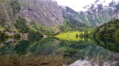 Berchtesgaden Milli Parkı 'ndaki Koenigssee Gölü' nün yanındaki Obersee Gölü 'nün suyundaki dağ yansımaları..
