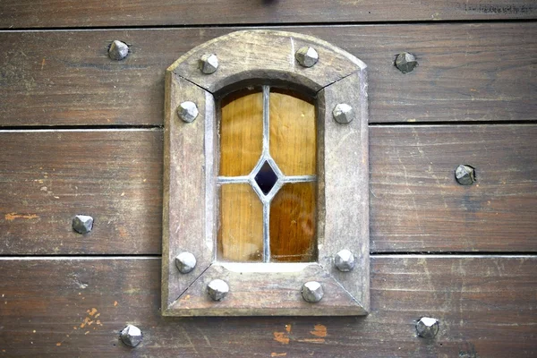 Fenêtre dans porte en bois — Photo