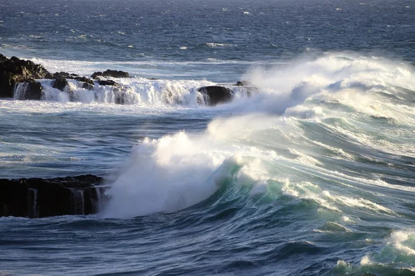 海岸で波が砕ける — ストック写真