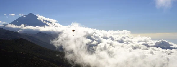 Cloudscape 和滑翔伞 — 图库照片