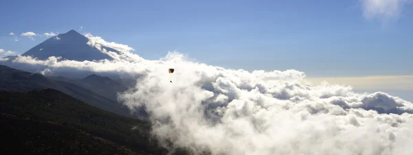 Cloudscape 和滑翔伞 免版税图库照片