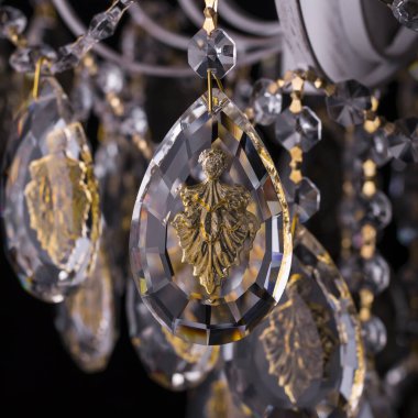 İçi kristal ya da cam kaplı avize.