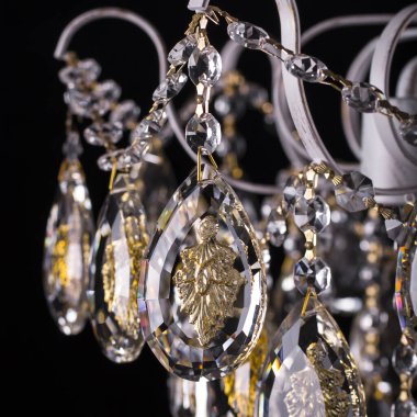 İçi kristal ya da cam kaplı avize.