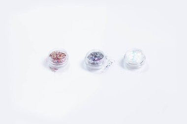 Beyaz arka plandaki bir kutunun içindeki çiviler için tohumlar. Parlak, ışık. Çivi ucu koleksiyonu, kuaför reklamı..