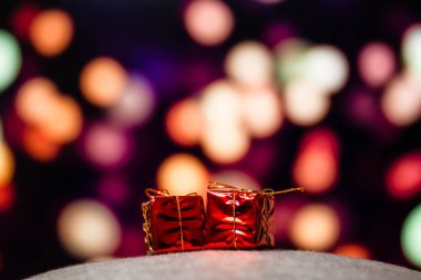 Yeni yıl hediyesi. Noel hediyesi kutusu. Parlak arka planda Noel hediyesi kutusu.