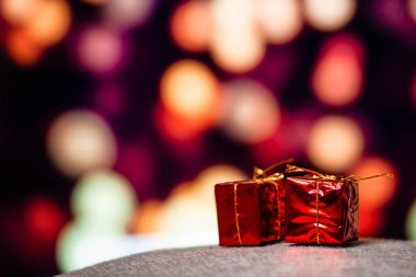 Yeni yıl hediyesi. Noel hediyesi kutusu. Parlak arka planda Noel hediyesi kutusu.