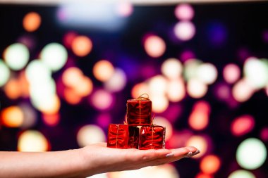 Yeni yıl hediyesi. Noel hediyesi kutusu. Parlak arka planda Noel hediyesi kutusu.