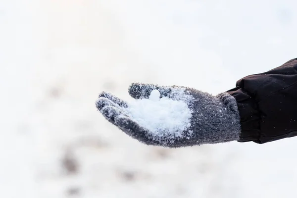 Руки Серых Зимних Перчатках Ладонь Перчаткой Снегу Парень Бросил Снег — стоковое фото