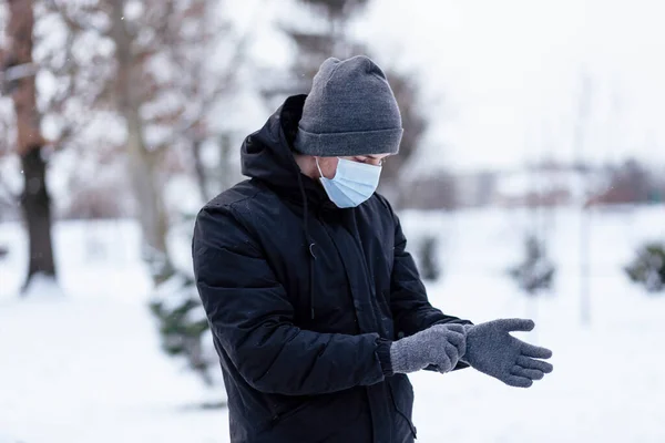 Joven Invierno Lleva Una Máscara Joven Con Máscara Antiviral Protectora — Foto de Stock