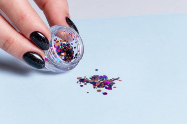 Mavi arka planda manikür ve pedikür için bir takım kozmetik aletler. Manikür, parıltı, üst manzara.