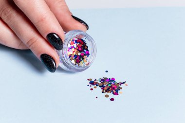 Mavi arka planda manikür ve pedikür için bir takım kozmetik aletler. Manikür, parıltı, üst manzara.