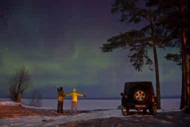 Leningrad region, Rusya Federasyonu, 16 Şubat 2016: jeep Wrangler Kuzey ışıkları sırasında Ladoga Gölü kıyısında fotoğraflar. Wrangler kompakt dört tekerlekli arabayla yol ve spor yeni araç kapalı olduğunu