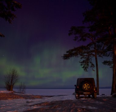 Leningrad region, Rusya Federasyonu, 16 Şubat 2016: jeep Wrangler Kuzey ışıkları sırasında Ladoga Gölü kıyısında fotoğraflar. Wrangler kompakt dört tekerlekli arabayla yol ve spor yeni araç kapalı olduğunu