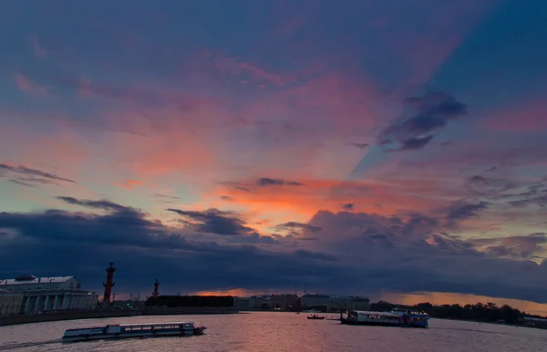O pôr do sol em São Petersburgo, Rússia — Fotografia de Stock