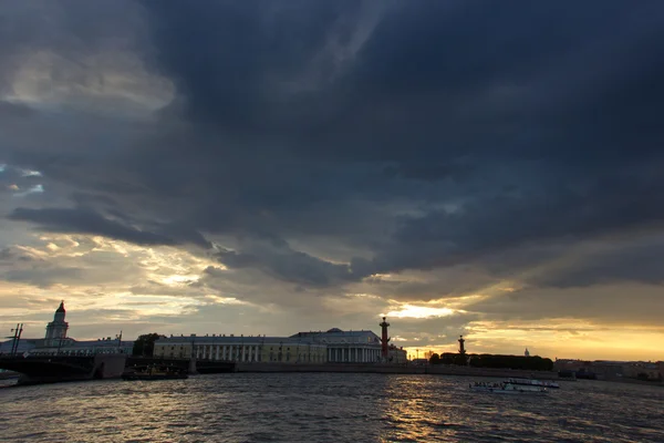 De zonsondergang in St. Petersburg, Rusland — Stockfoto