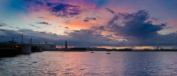 De zonsondergang in St. Petersburg, Rusland — Stockfoto