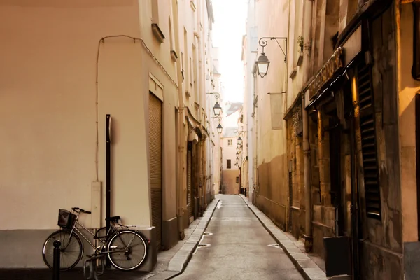 Na starych ulicach Paryża — Zdjęcie stockowe