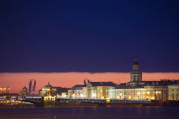 Utsikt över pilen ön Vasilevskij i St. Petersburg, Ryssland — Stockfoto