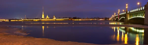 Петропавловская крепость и Троицкий мост, Санкт-Петербург, Россия — стоковое фото