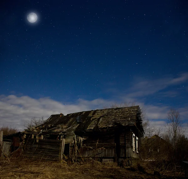 Casa antigua abandonada en el pueblo, región de Novgorod, Rusia — Foto de Stock