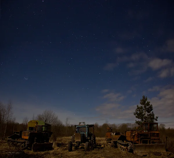 Equipo agrícola, noche, Óblast de Novgorod, Rusia — Foto de Stock