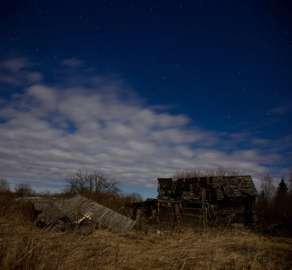 Övergivna gamla hus i byn, Novgorod region, Ryssland — Stockfoto