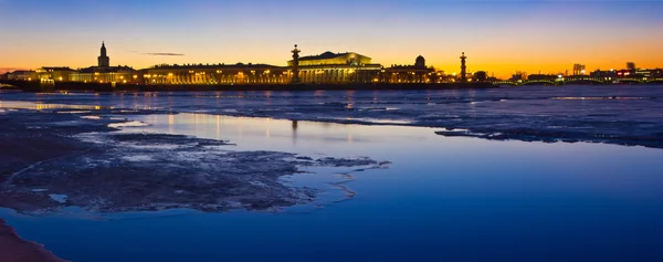 Avond van Sint-Petersburg, uitzicht op het eiland Vasilievsky, Rusland — Stockfoto