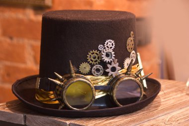 şapka steampunk bir tuğla duvara