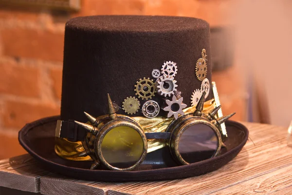 Cappello steampunk contro un muro di mattoni — Foto Stock