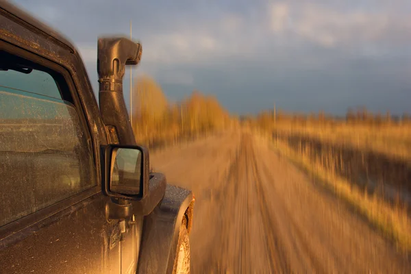 Novgorod region, Rusko, 10 dubna 2016, cestování Jeep Wrangler — Stock fotografie