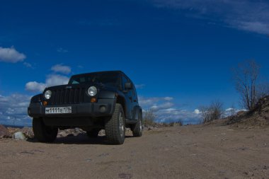 Novgorod bölgesi, Rusya, 15 Ağustos 2014: Jeep Wrangler yolculuk Novgorod bölgesi için sınırsız Sahara. Wrangler kompakt dört tekerlekli arabayla yol ve spor yeni araç kapalı olduğunu