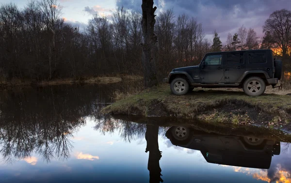 Novgorodském regionu, Rusko, 18 června 2016, cesta, Jeep Wrangler v33, Wrangler je kompaktní pohon čtyř kol mimo silniční a sportovní užitkové vozidlo — Stock fotografie