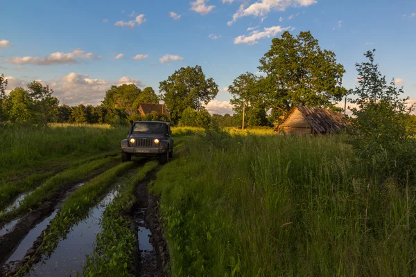 Novgorod bölgesi, Rusya, 18 Haziran 2016, yolculuk, Jeep Wrangler Novgorod bölgesi, kompakt bir dört tekerlekli sürücü kapalı yol ve spor yeni araç Wrangler — Stok fotoğraf