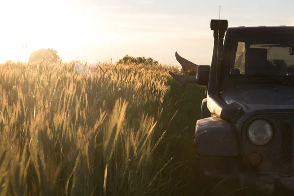 Regiunea Novgorod, Rusia, 18 iunie 2016, călătorie, regiunea Jeep Wrangler Novgorod, Wrangler este un vehicul utilitar compact cu patru roți off road și sport — Fotografie, imagine de stoc