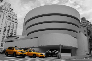 New York Guggenheim arka planda sarı taksi