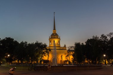 Rusya'nın St. Petersburg kentinde Admiralty yakınındaki çeşme