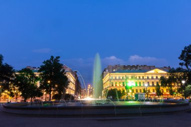 Rusya'nın St. Petersburg kentinde Admiralty yakınındaki çeşme