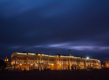 Rusya'nın St. Petersburg kentinde Hermitage ve Palace Meydanı'nın görünümü