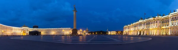 Vista de la Plaza del Hermitage y del Palacio en San Petersburgo, Rusia — Foto de Stock