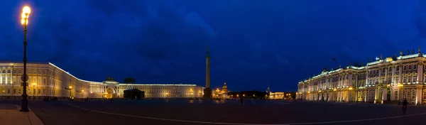 Widok na placu Ermitażu i pałacu w Sankt Petersburgu, Rosja — Zdjęcie stockowe