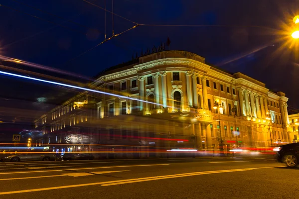 Noite Nevskiy Prospekt em Saint-Petersburg, Rússia — Fotografia de Stock